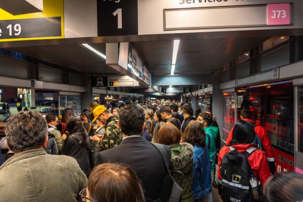 En medio de la alta demanda en TransMilenio, Bogotá se prepara para un nuevo capítulo con la llegada del Metro de Bogotá. Espacios como el Vagón Escuela buscan transformar la cultura ciudada desde ahora. | Foto: Getty Images