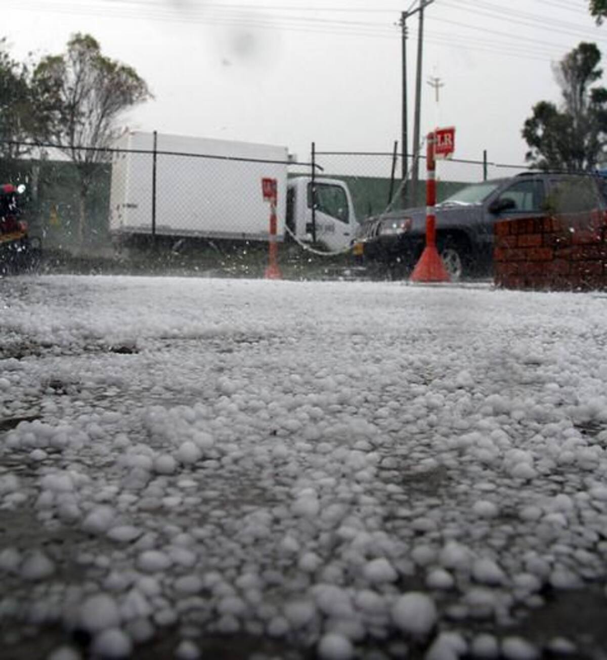 El barrio más afectado por el granizo es Alamos Norte, que presenta grandes cantidades de hielo en las calles y encharcamientos en sus vías.
