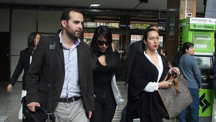 Yara Malo Benítez (centro), hija de Gustavo Malo, presuntamente habría extorsionado funcionarios de la Fiscalía. Foto: Colprensa