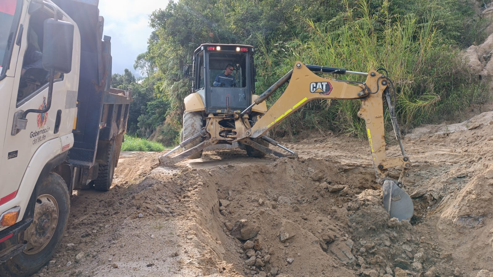 Deslizamientos y taponamientos viales mantienen incomunicadas a ocho veredas rurales del municipio de Nátaga, afectando principalmente la producción cafetera.