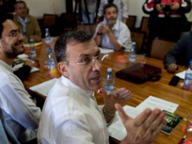 Hay una mesa de diálogos clandestina con las Farc: Comisión de Paz