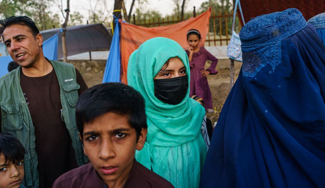 Afganos huyendo en Kabul, Afganistán.