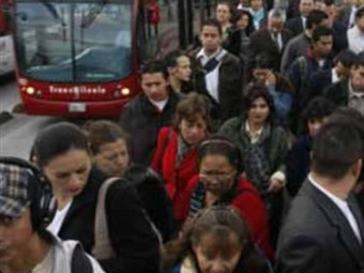 Desde hoy funcionarios del Distrito madrugarán una hora más