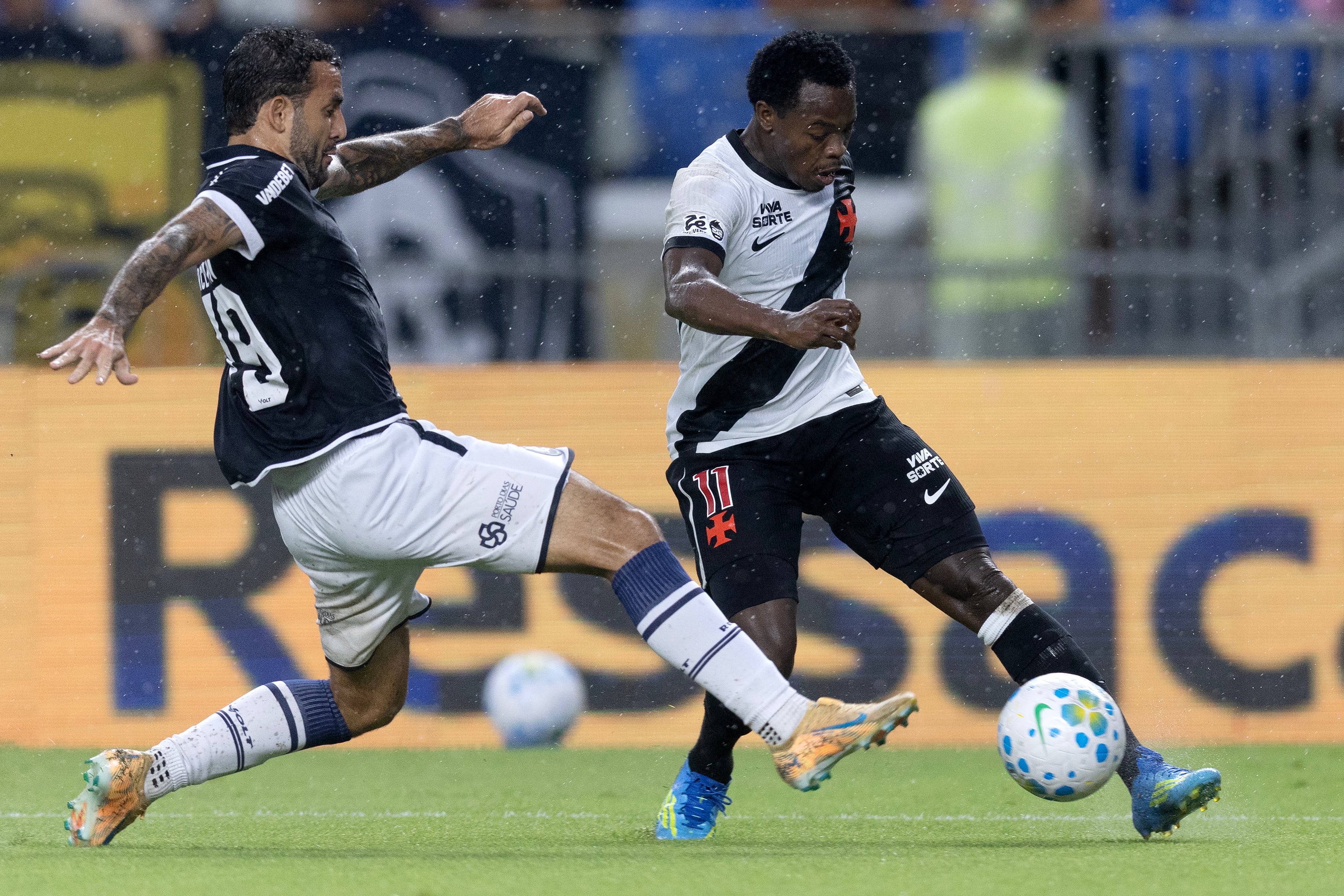 BELEM, BRAZIL - APRIL 11: Carlos Andres Gomez of Vasco da Gama is challenged by Marcelinho of Remo during a Brasileirao 2026 match between Remo and Vasco at Mangueirao on April 11, 2026 in Belem, Brazil.  (Photo by Talita Gouveia/Sports Press Photo/Getty Images)