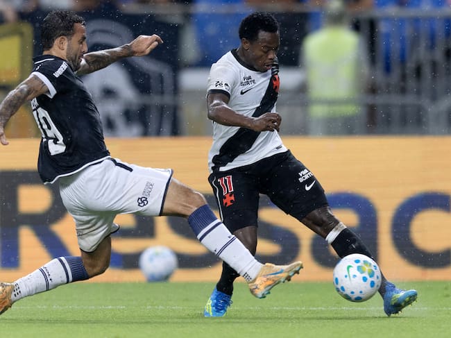 BELEM, BRAZIL - APRIL 11: Carlos Andres Gomez of Vasco da Gama is challenged by Marcelinho of Remo during a Brasileirao 2026 match between Remo and Vasco at Mangueirao on April 11, 2026 in Belem, Brazil. (Photo by Talita Gouveia/Sports Press Photo/Getty Images)