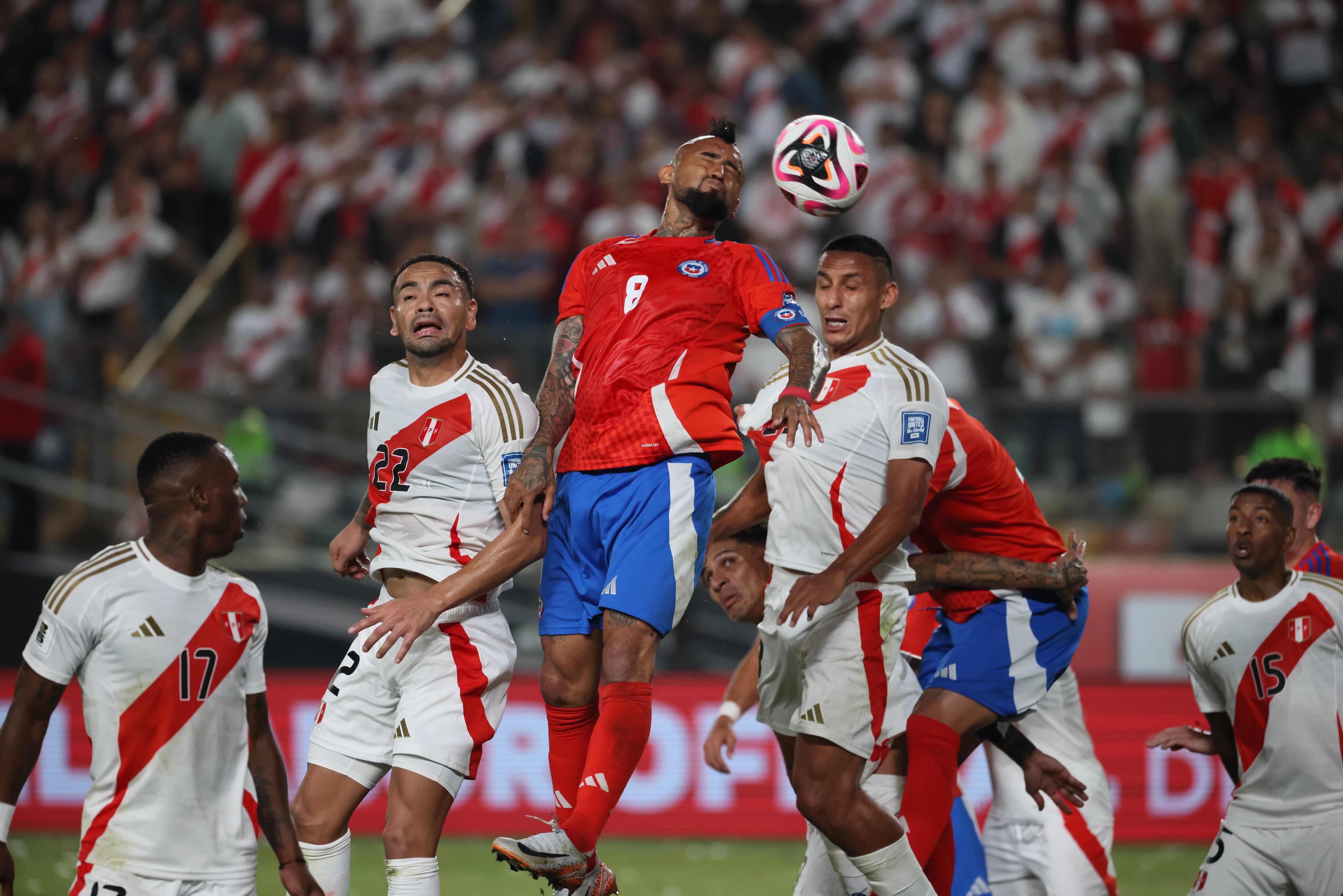 AMDEP9984. LIMA (PERÚ), 15/11/2024.- Alexander Callens (i) de Perú disputa un balón con Arturo Vidal de Chile este viernes, durante un partido de las eliminatorias sudamericanas al Mundial de Fútbol 2026, entre Perú y Chile en el Estadio Nacional, en Lima (Perú). EFE/ Germán Falcón