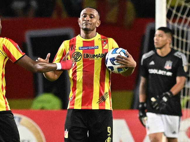 Deportivo Pereira's forward Angelo Rodriguez (C) celebrates with defender Carlos Ramirez after scoring a goal during the Copa Libertadores group stage first leg football match between Deportivo Pereira and Colo Colo, at the Hernán Ramírez Villegas stadium in Pereira, Colombia, on April 5, 2023. (Photo by JOAQUIN SARMIENTO / AFP) (Photo by JOAQUIN SARMIENTO/AFP via Getty Images)