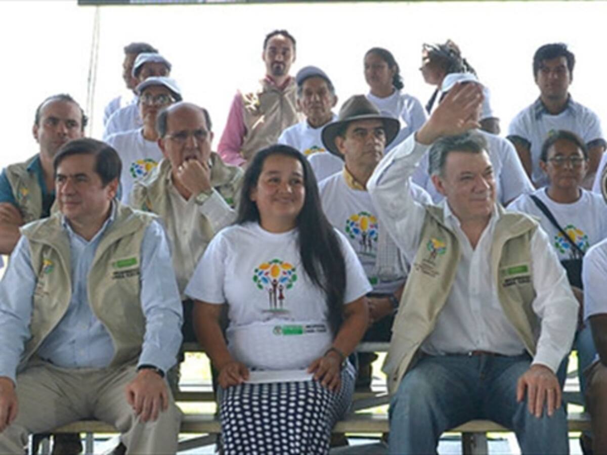 Santos promete evacuar en 2015 procesos de restitución en 9 departamentos