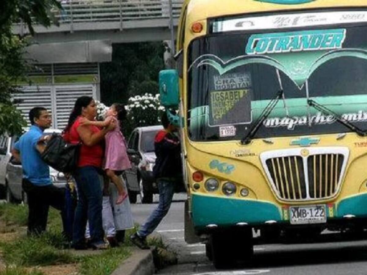 Propietarios de buses de Cotrander rebajan pasajes