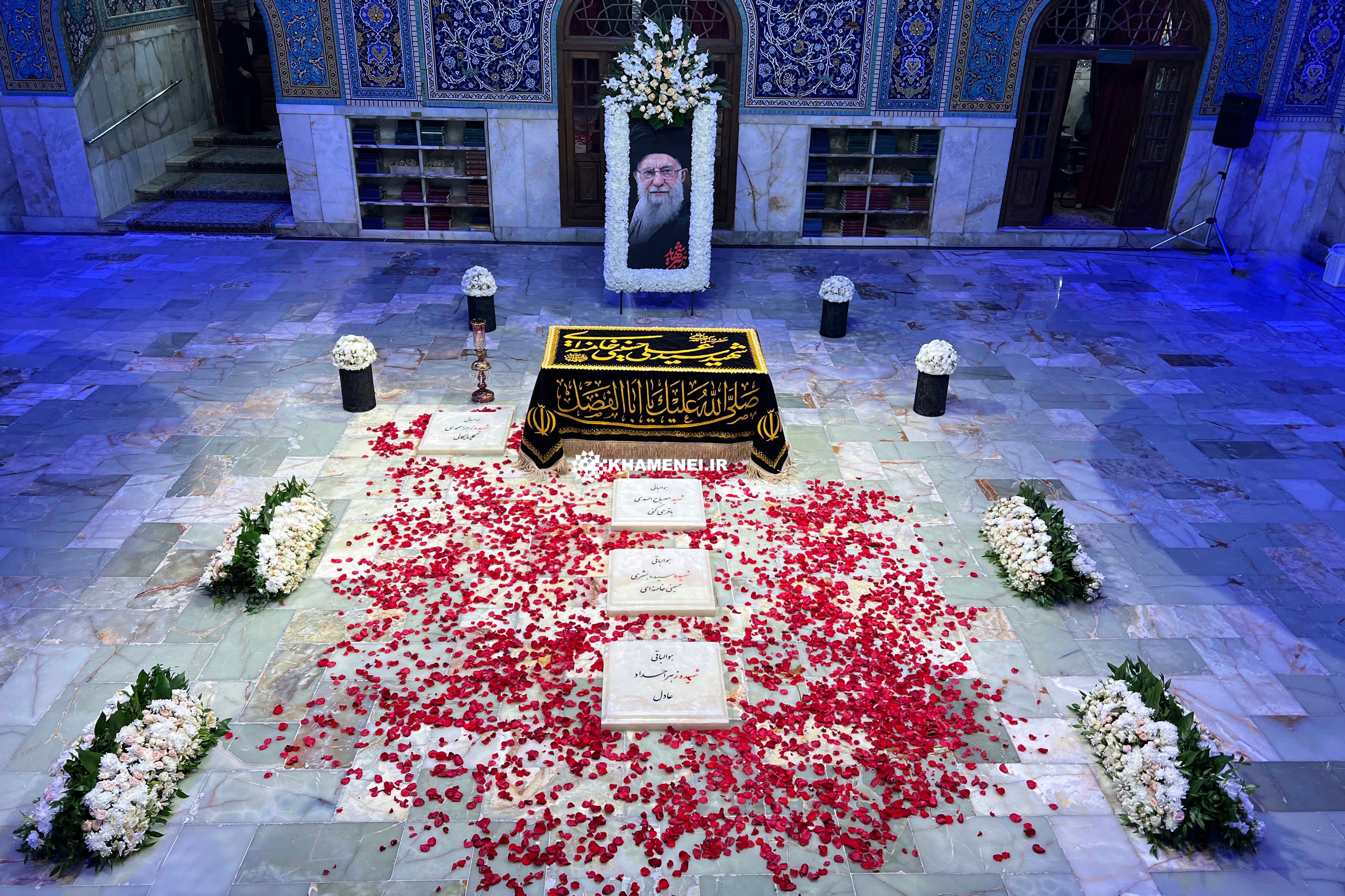 Esta fotografía, facilitada por la oficina del líder supremo de Irán (Khamenei.IR) el 10 de julio de 2026, muestra las tumbas del fallecido líder supremo de Irán, Ali Jamenei, y de miembros de su familia en el santuario del Imán Reza, en Mashhad.  (Foto de KHAMENEI.IR / AFP)