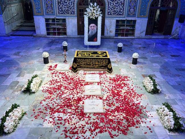 Esta fotografía, facilitada por la oficina del líder supremo de Irán (Khamenei.IR) el 10 de julio de 2026, muestra las tumbas del fallecido líder supremo de Irán, Ali Jamenei, y de miembros de su familia en el santuario del Imán Reza, en Mashhad. (Foto de KHAMENEI.IR / AFP)
