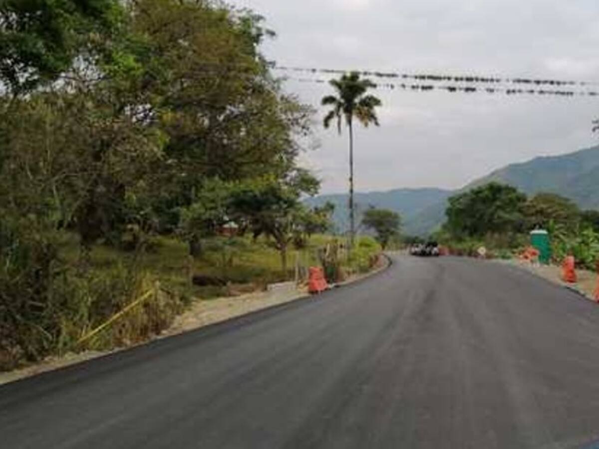 Extorsiones por grupos armados paralizan obra vial La Plata-Gallego en el Huila