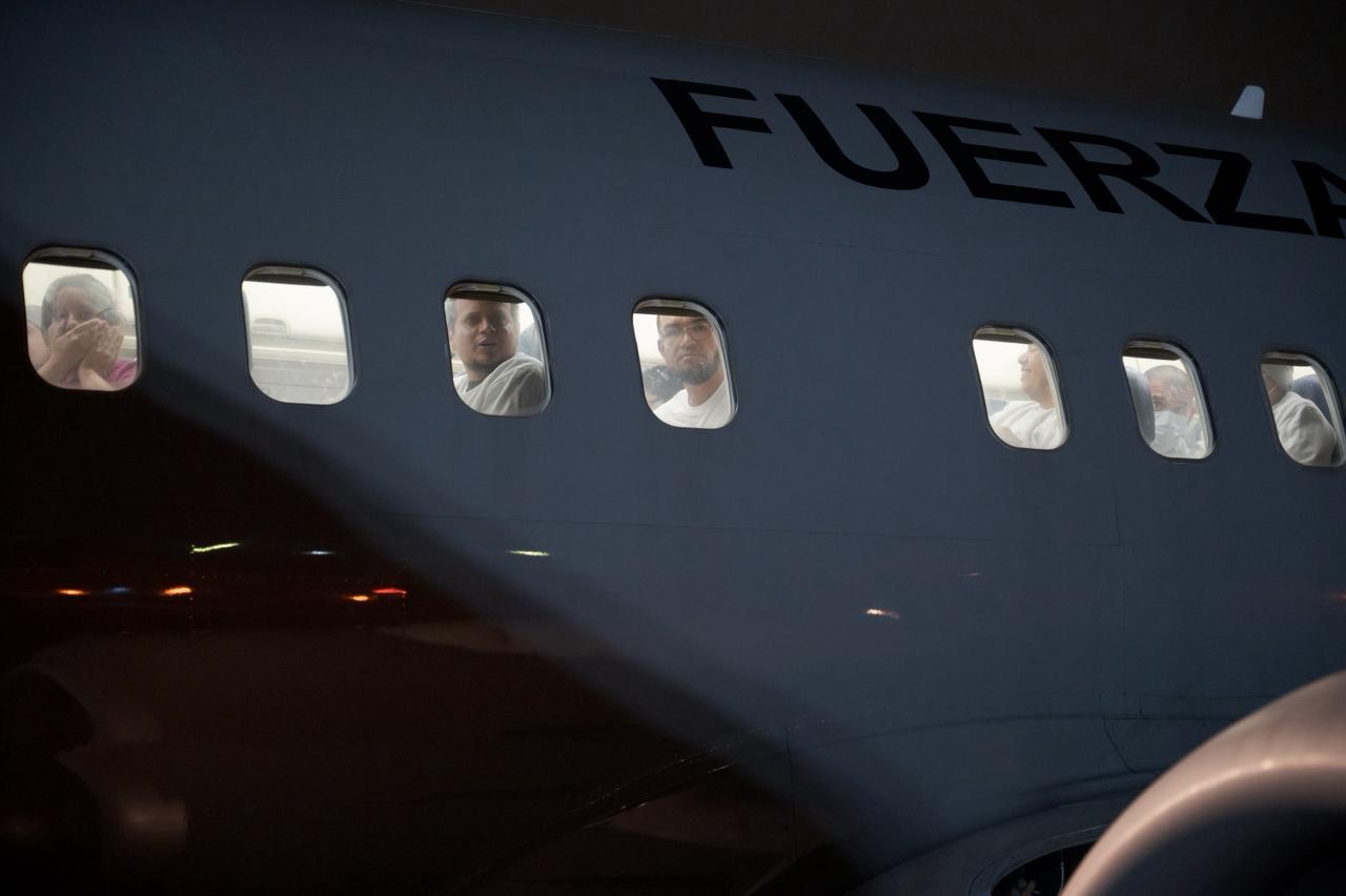 Colombia recibe a 110 ciudadanos reportados de EE.UU. en un nuevo vuelo humanitario. Foto: Cancillería.