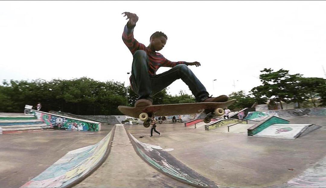 El hijo de una vendedora de fritos, criado en El Espinal, que quiere llegar a los Juegos de Tokio con su talento sobre una patineta