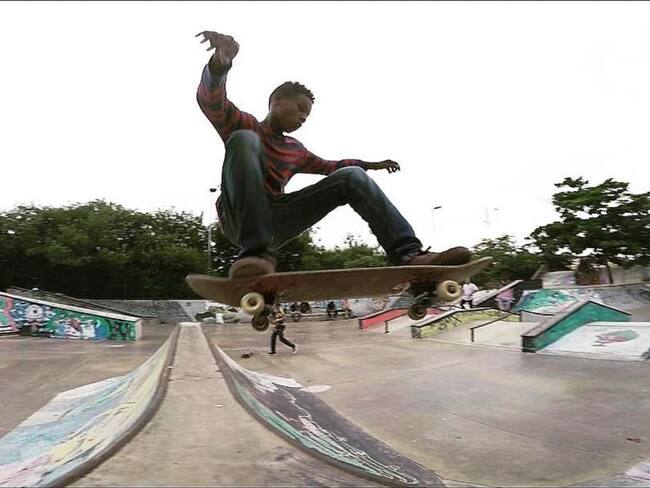 El hijo de una vendedora de fritos, criado en El Espinal, que quiere llegar a los Juegos de Tokio con su talento sobre una patineta