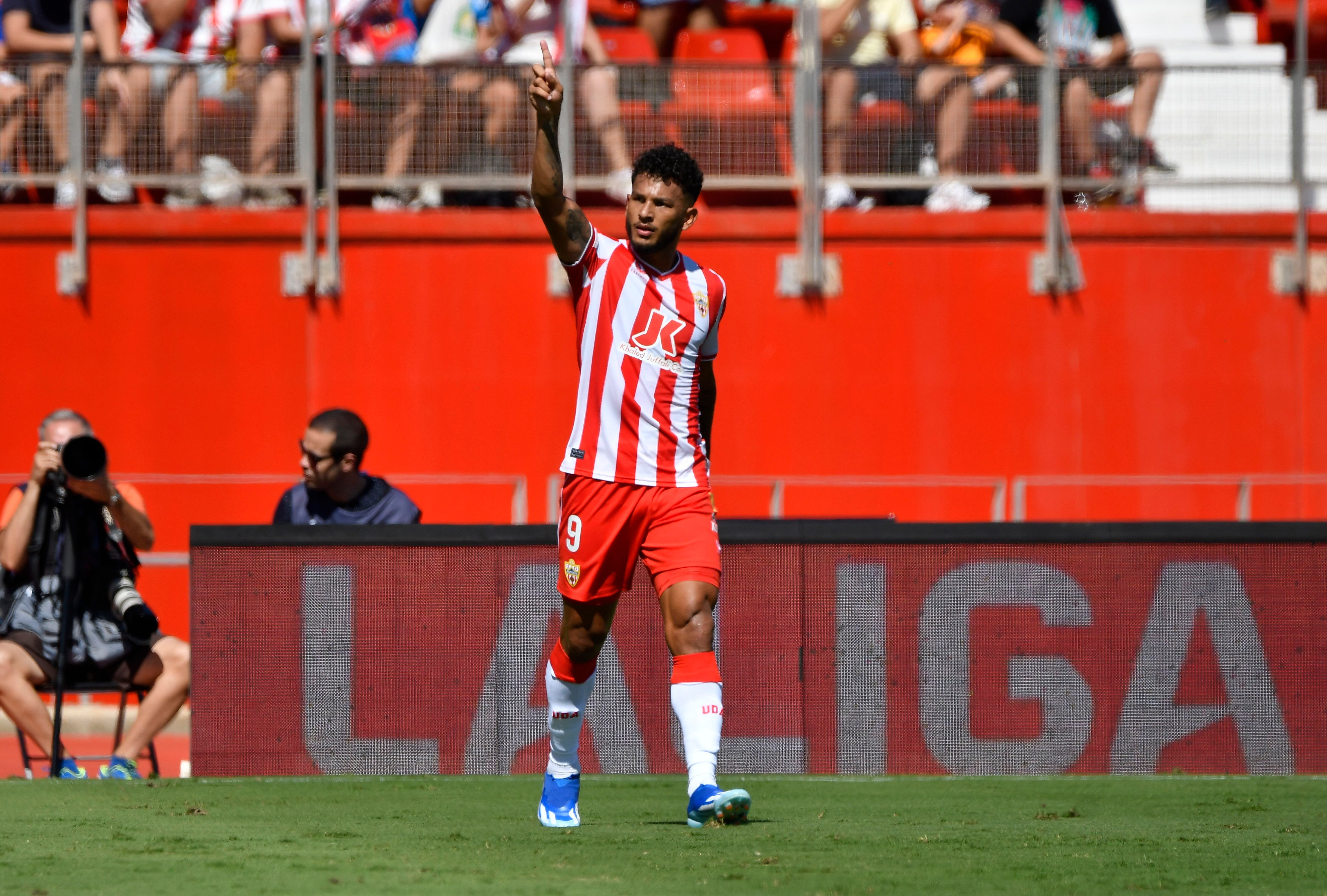 ALMERIA 01/10/2023.- El delantero colombiano de la U.D. Almería Luis Suárez celebra su gol al Granada C.F. durante el partido celebrado este domingo en Power Horse Stadium de Almería, correspondiente a la jornada 8 de LaLiga. EFE / Carlos Barba