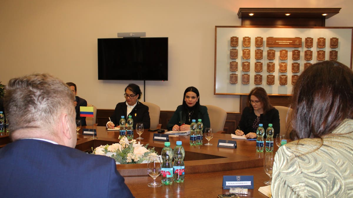 Colombia explora cooperación en tecnologías y sistemas no tripulados con República Checa