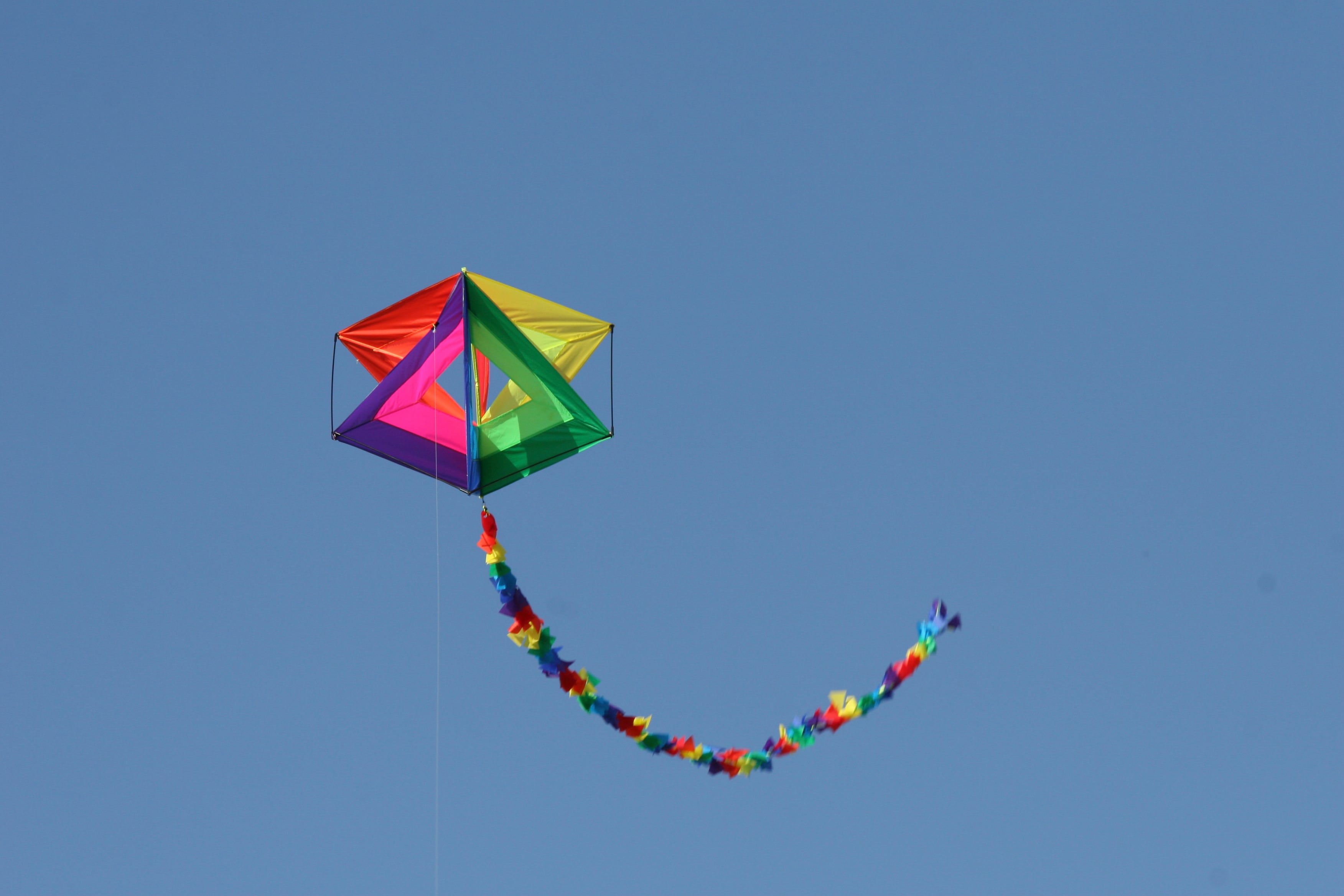 Cometa colorida con cola desplegada en el aire (Getty Images)