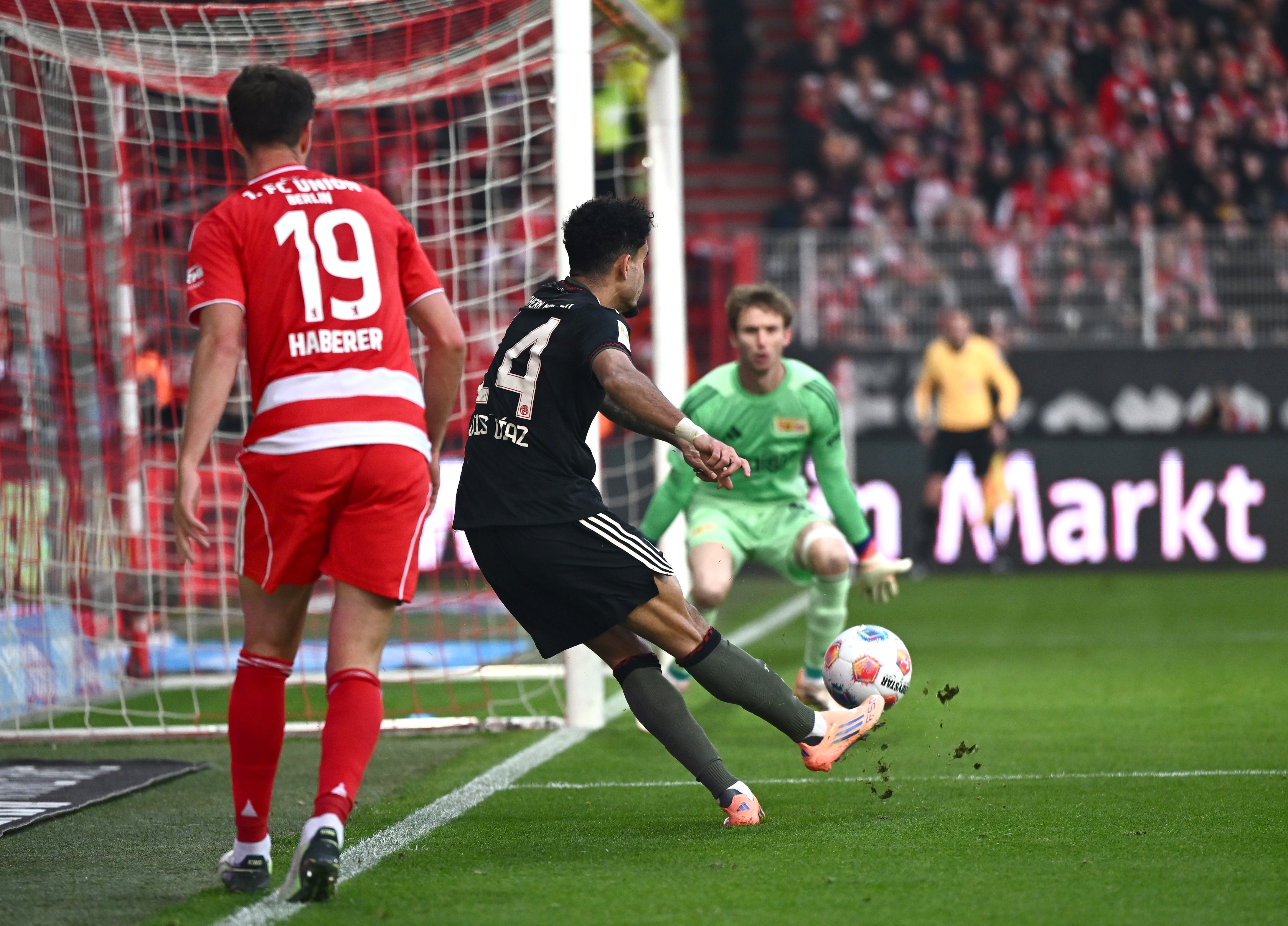 BERLIN, GERMANY - NOVEMBER 08: Luis Diaz of Bayern Munich scores his team's first goal during the Bundesliga match between 1. FC Union Berlin and FC Bayern München at Stadion An der Alten Foersterei on November 08, 2025 in Berlin, Germany. (Photo by A. Scheuber/FC Bayern via Getty Images)