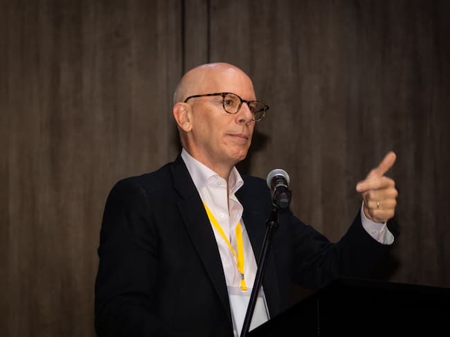 Alejandro Santos Rubino, director de Contenidos de Prisa Media, abrió la conversación repasando los avances y las dificultades del Aeropuerto El Dorado. | Foto: Caracol Radio