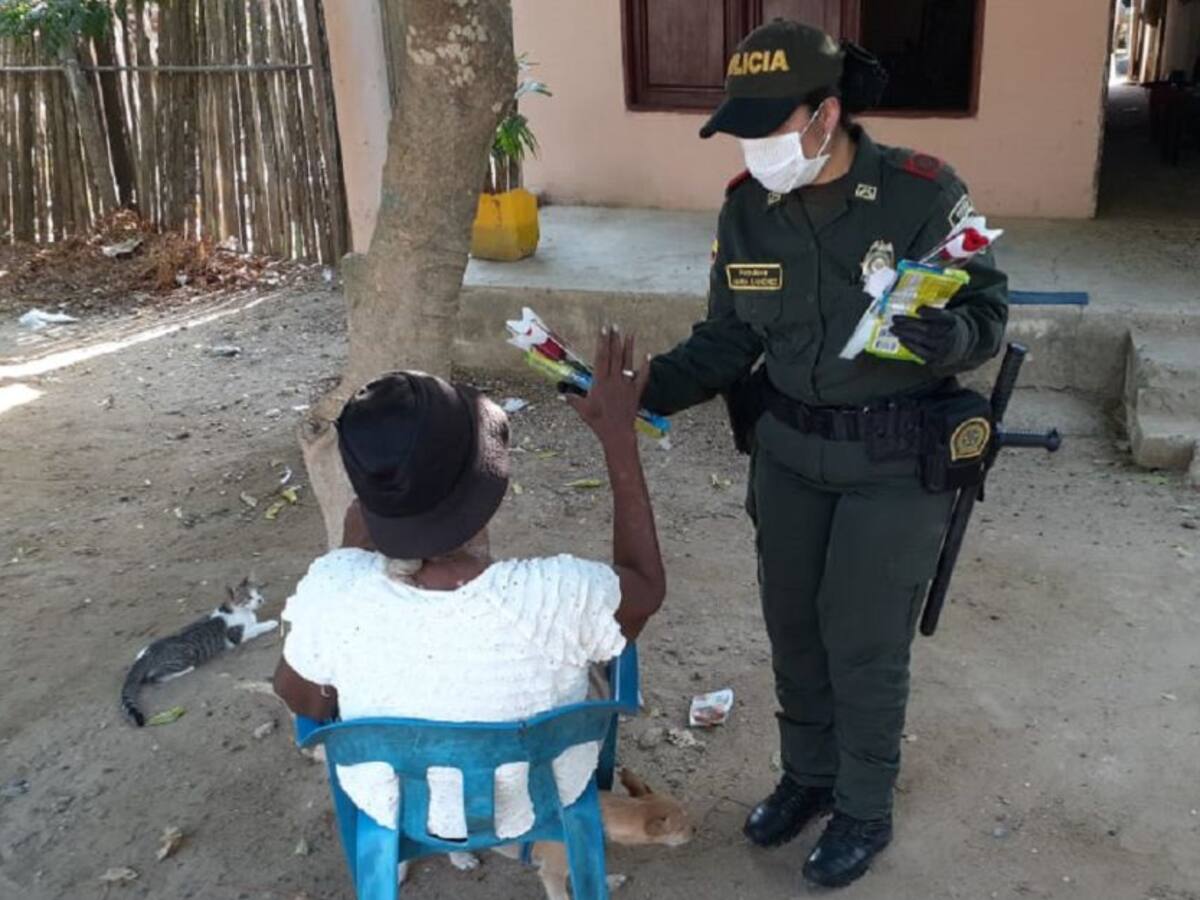 Con rosas y serenatas, la Policía de Bolívar sorprende a las madres