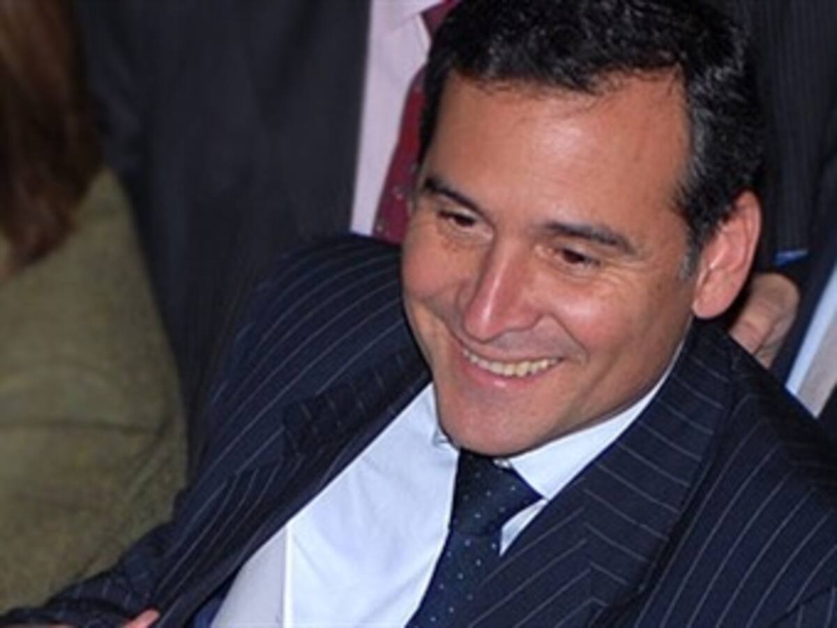 Corzo insiste en que no le alcanza el sueldo para tanquear sus carros. Gaviria dice que sí le alcanza