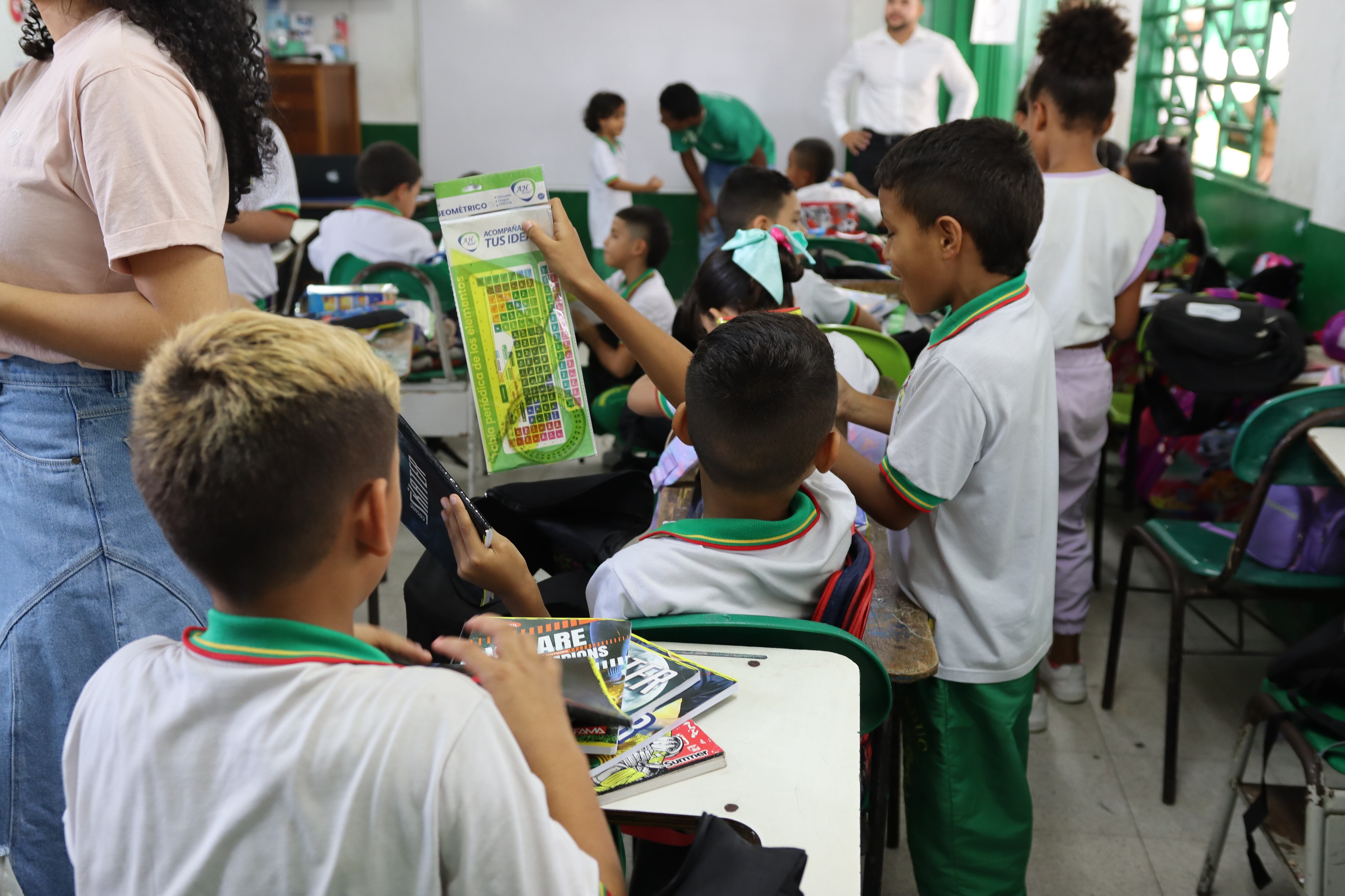 Entrega de kits escolares. Cortesía: Aris Mining