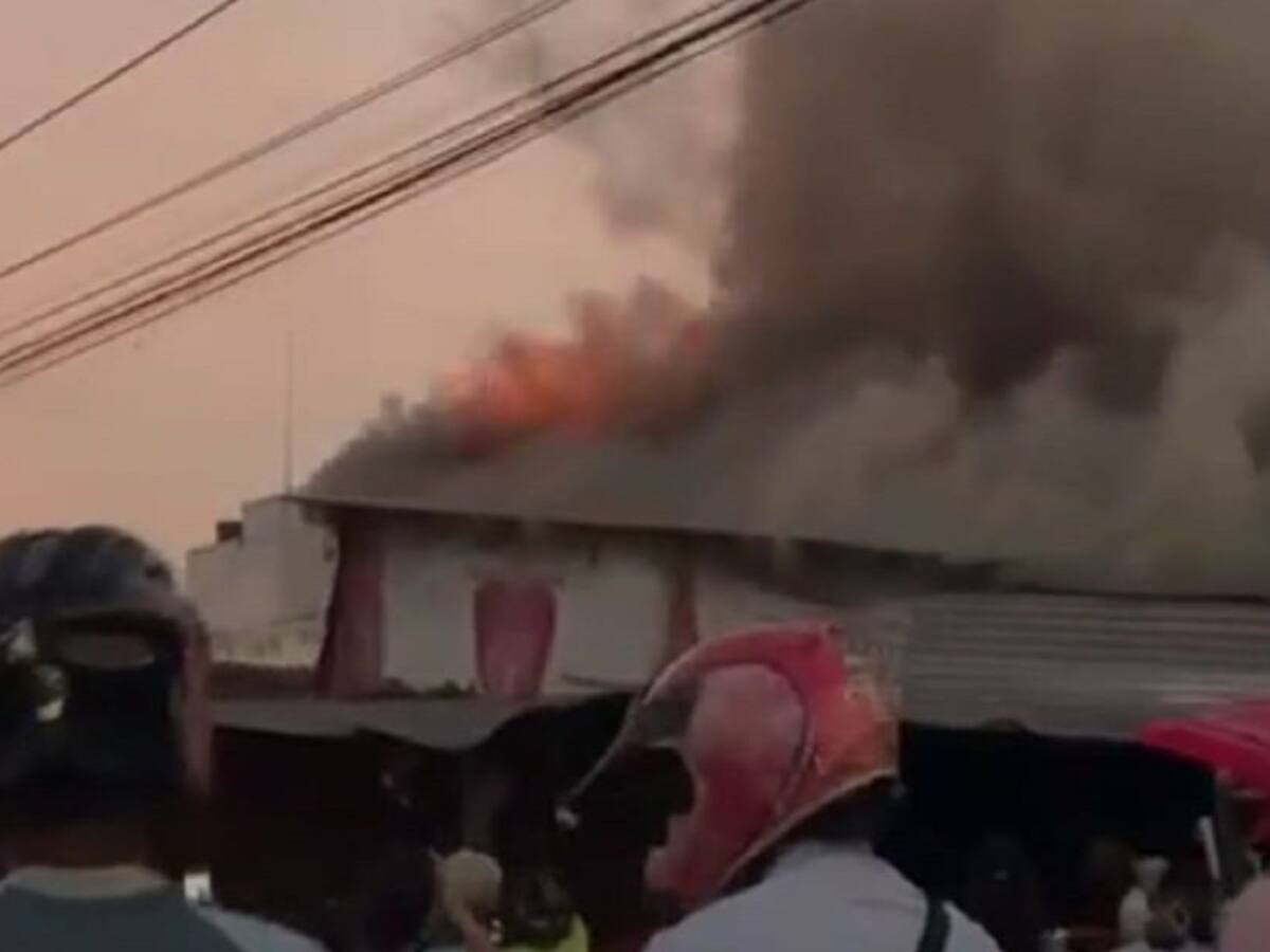 Voraz incendio se presentó en varios locales comerciales del mercado