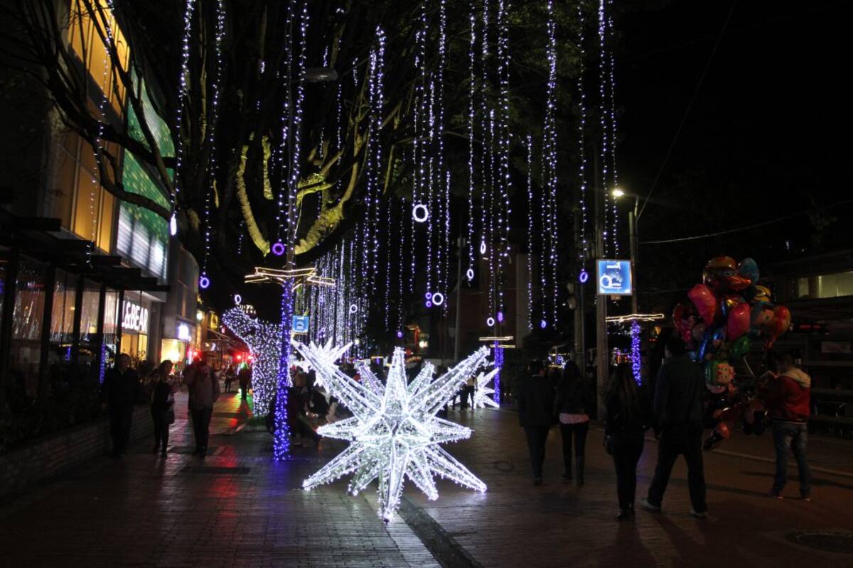 La noche de las velitas también fue un escenario especial para las caminatas nocturnas y disfrutar del alumbrado navideño bogotano. 
