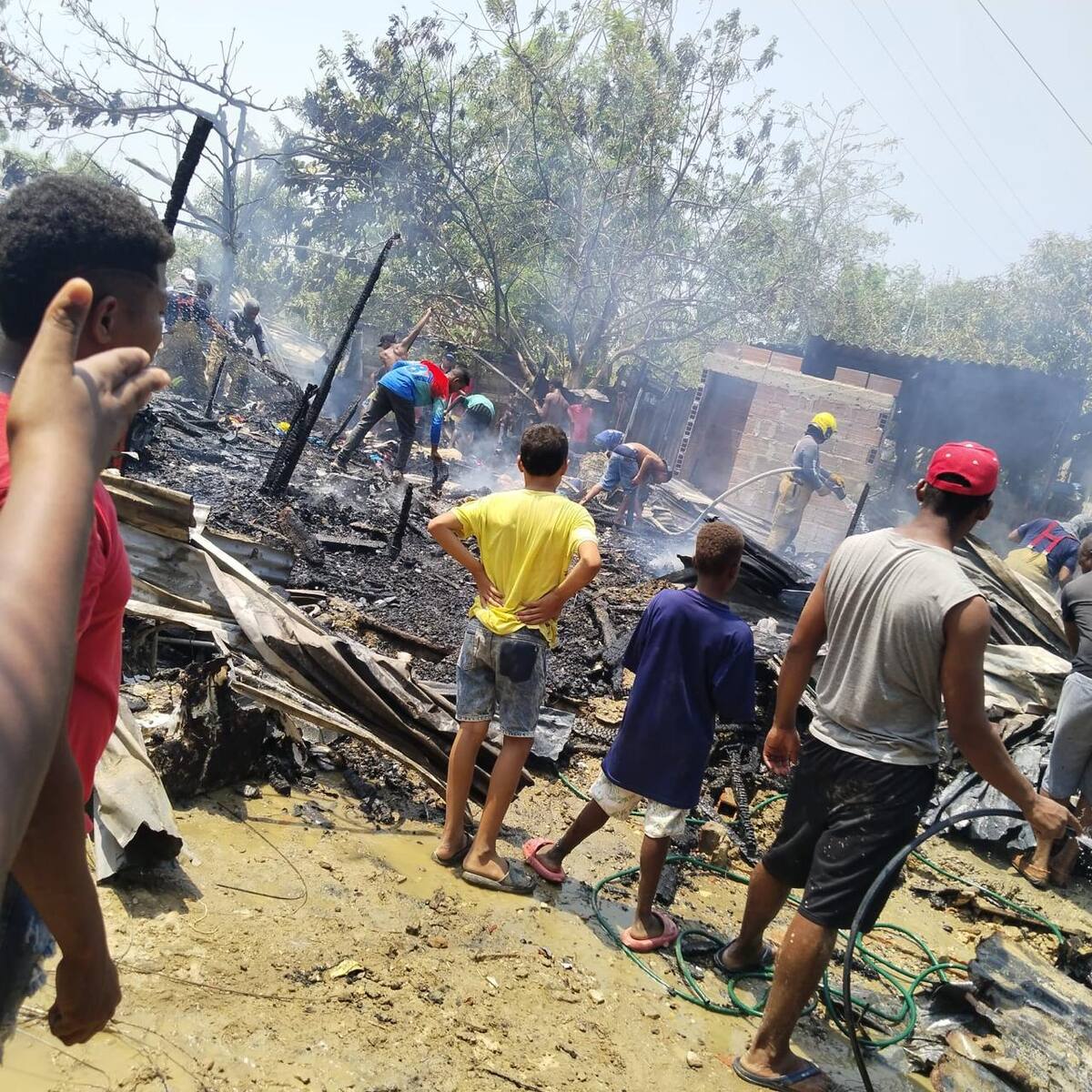 Tres viviendas destruidas dejó incendio en sector Isla de León de El Pozón