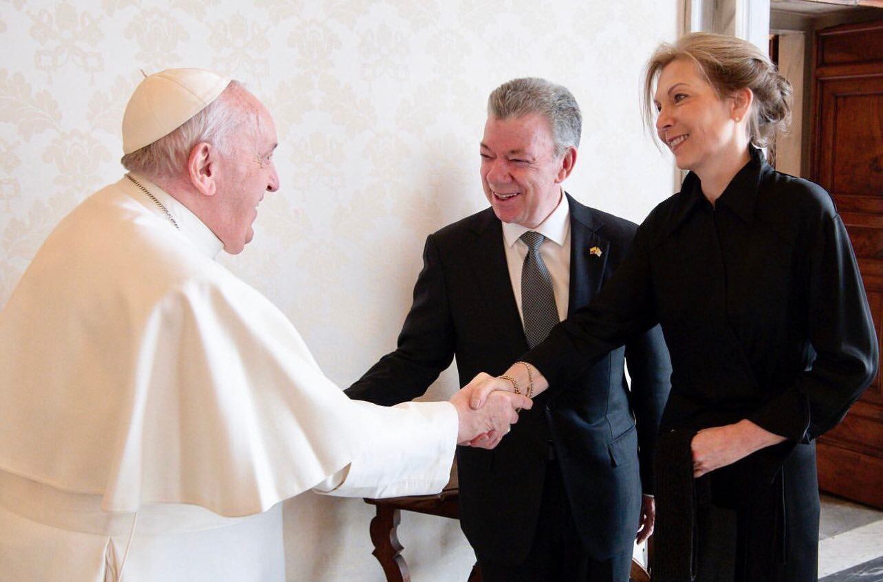 El expresidente Juan Manuel Santos y la ex primera dama María Clemencia Rodríguez se reunieron con el Papa Francisco en El Vaticano