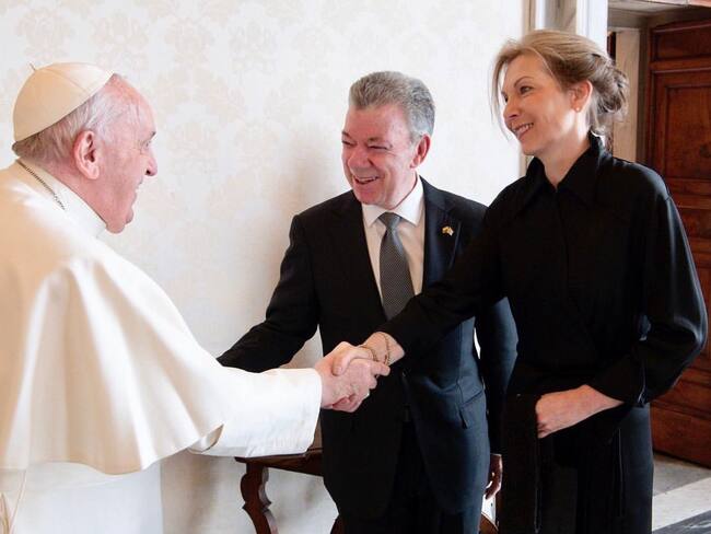 El expresidente Juan Manuel Santos y la ex primera dama María Clemencia Rodríguez se reunieron con el Papa Francisco en El Vaticano