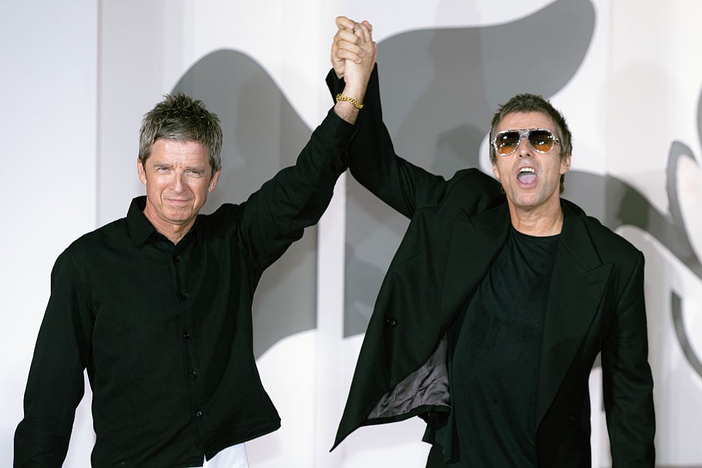 Noel Gallagher et Liam Gallagher à la première mondiale du film Oasis : Don't Look Back in Anger au 83e Festival international du film de Venise, le 5 septembre 2026. (Photo by Laurent KOFFEL/Gamma-Rapho via Getty Images)