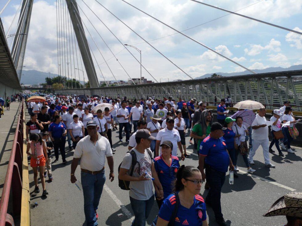 Cerca de 500 personas marchan por las principales calles de Pereira y Dosquebradas en Risaralda, en conmemoración al día internacional del trabajo, centrales obreras, sindicatos y estudiantes acompañan la movilización, en donde se exigen garantías laborales óptimas, se pide frenar la informalidad que en el área metropolitana alcanza el 50% y mejorar las condiciones de los maestros de Colombia. La marcha partió desde Dosquebradas, tomaron el viaducto César Gaviria Trujillo y culminará con un plantón en la Plaza de Bolívar de Pereira.