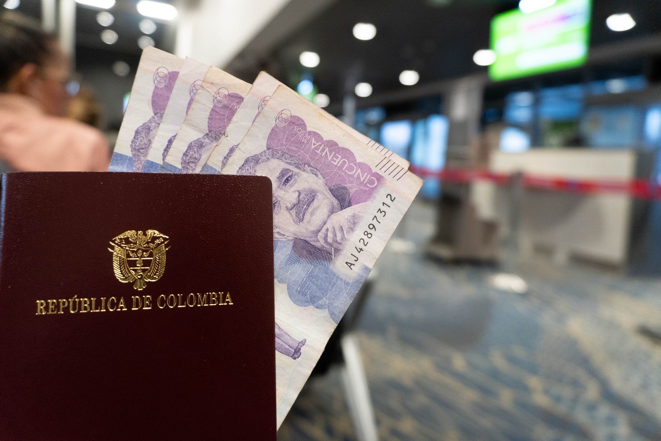 Pasaporte colombianos con billetes de 50mil pesos (foto vía Getty Images)