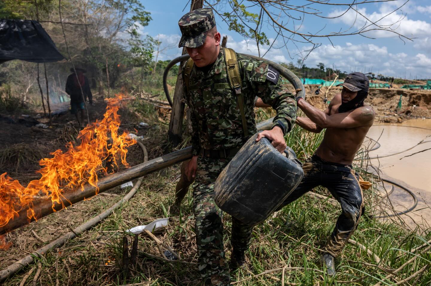 Minería en batallón Rifles de Caucasia- foto Federico Rios Escobar.