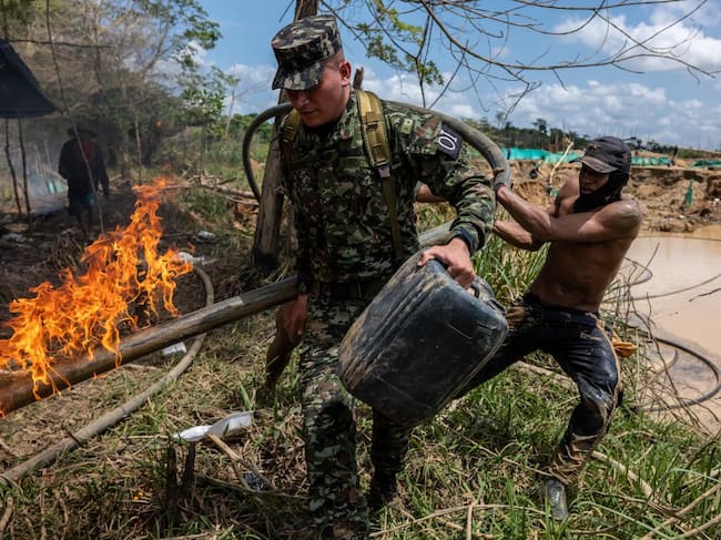 Minería en batallón Rifles de Caucasia- foto Federico Rios Escobar.