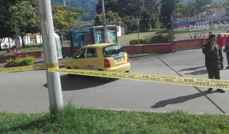 El taxi fue impactado por algunas balas. 