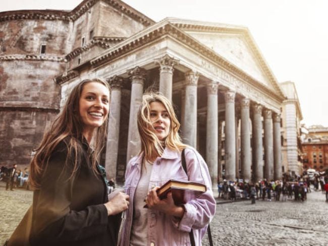 Lanzan becas para estudiar maestrías en 2026 Foto: Getty Images