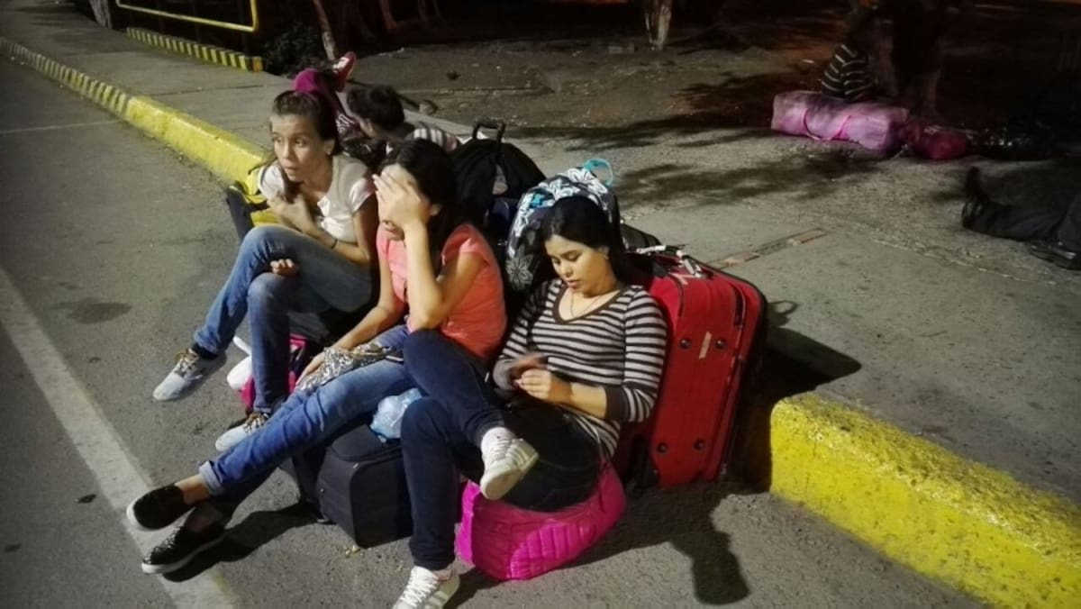 Extrañados se han mostrado los ciudadanos que esperaban pasar la frontera