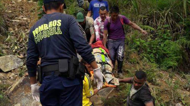 Mineros, organismos de socorro y autoridades en el rescate del cuerpo del minero que murió al rodar por un abismo en Marmato.