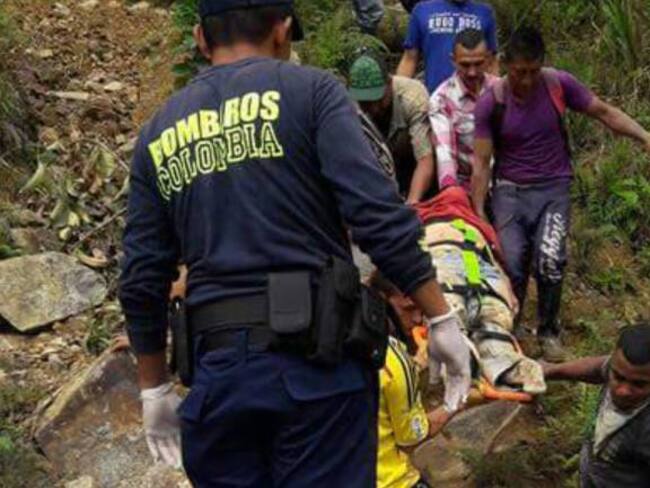 Mineros, organismos de socorro y autoridades en el rescate del cuerpo del minero que murió al rodar por un abismo en Marmato.