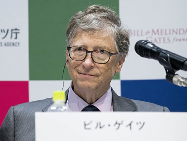 Bill Gates haciendo fila para comprar hamburguesa como cualquier persona