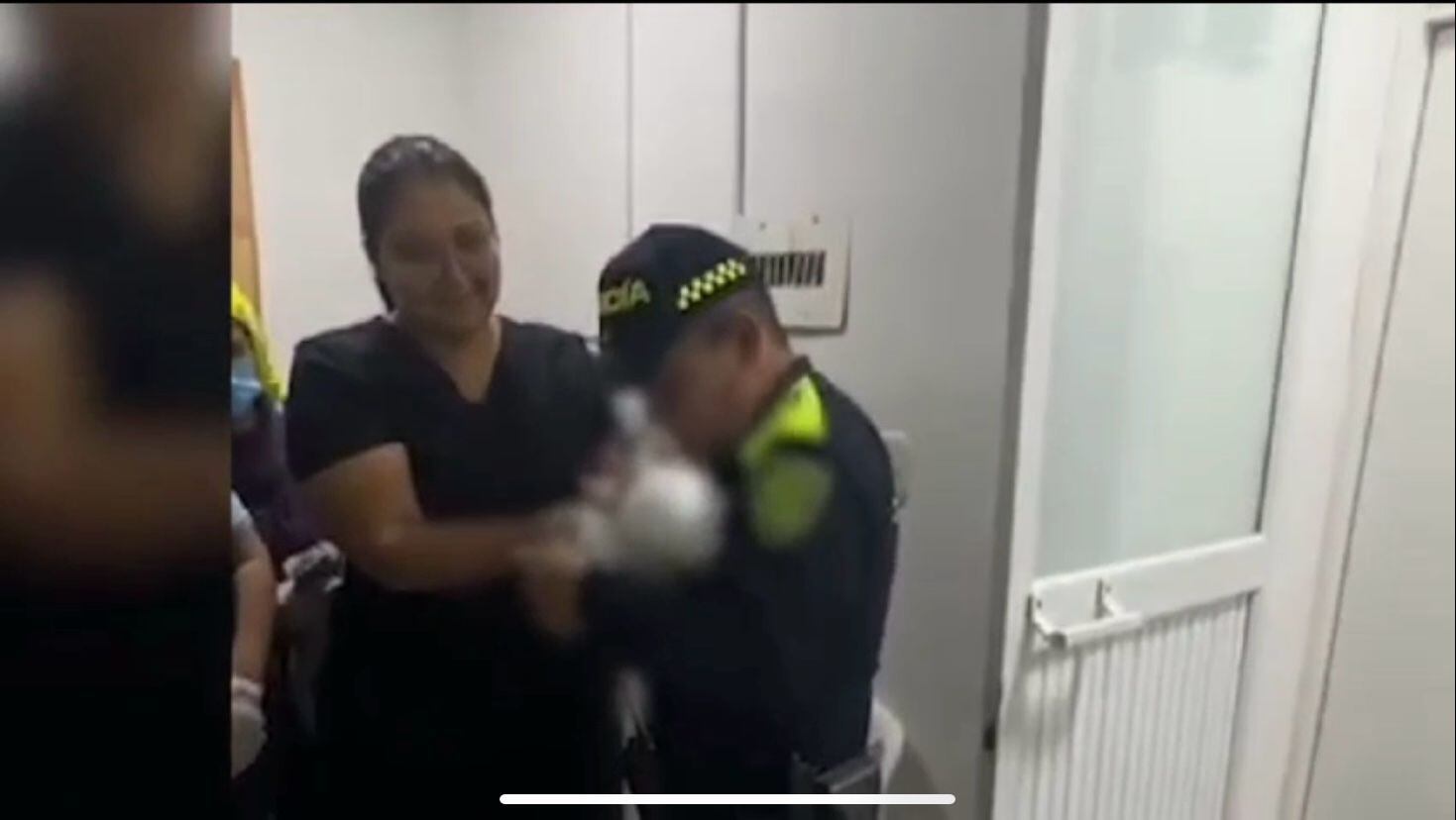 Nace una bebé en una patrulla de policía en Cali - Policía