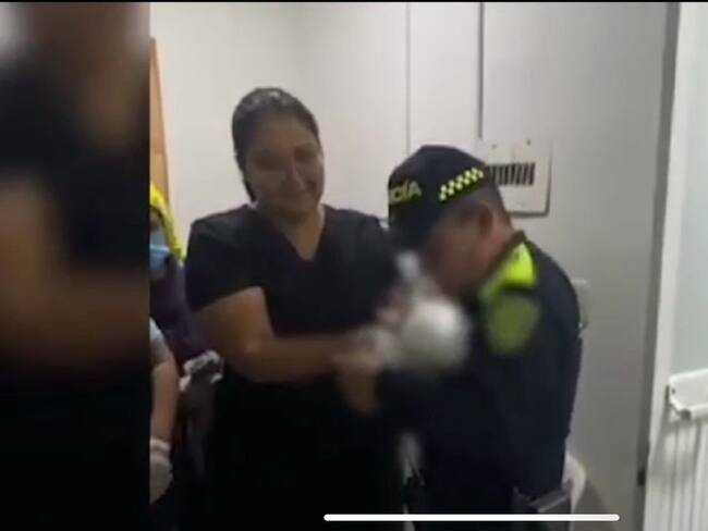 Nace una bebé en una patrulla de policía en Cali - Policía