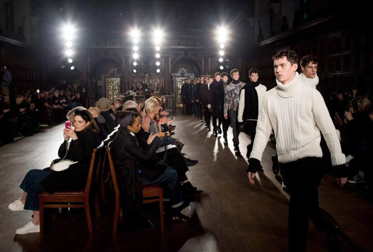 Una serie de modelos presentan la colección de otoño, invierno 2015 en la semana de la moda masculina en Londres, Inglaterra, que se realizará hasta el próximo 12 de enero.
