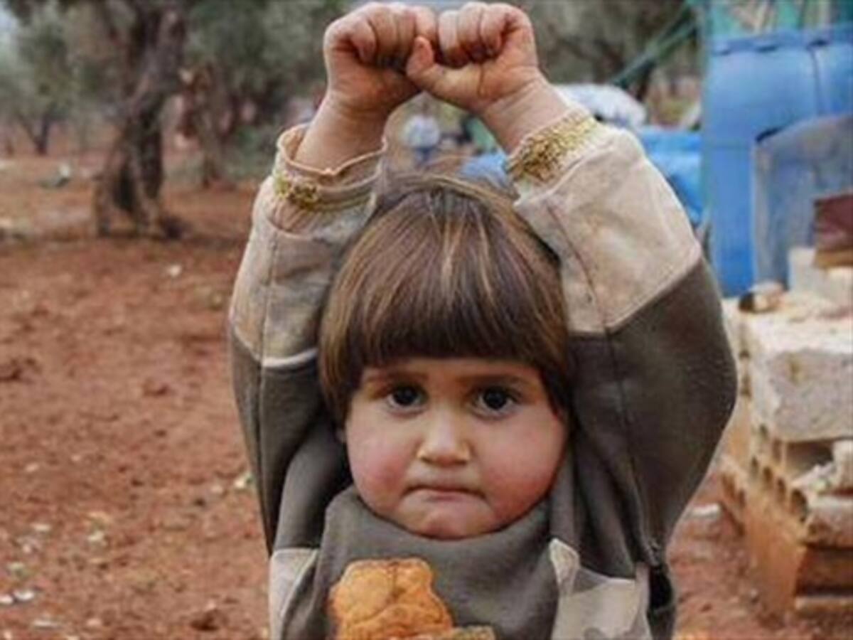 Emotivo gesto de niña siria que se “rinde” ante una cámara