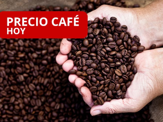 Precio Café // Persona con granos de café en las manos // Getty Images