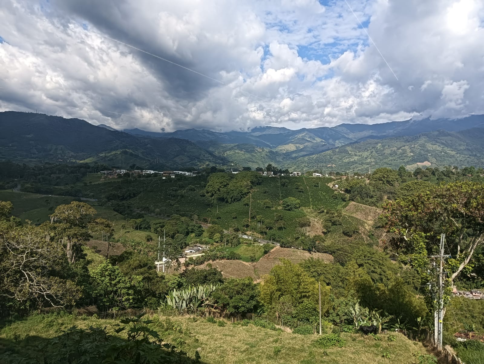 Los hermosos paisajes de la cordillera del Quindío desde la avenida Centenario en Armenia.  Foto: Adrián Trejos