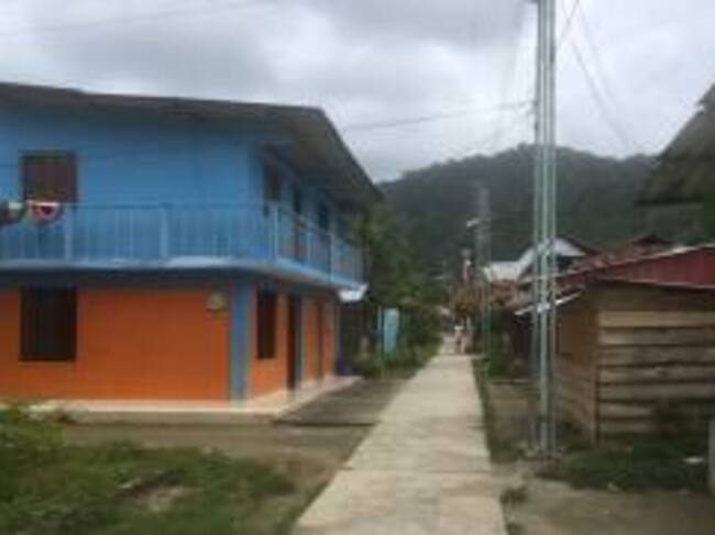 Sapzurro, no tiene centro de salud, ni agua potable, solo se llega por lancha, solo funciona un operador móvil, no tienen internet y la luz se va 6 horas diarias